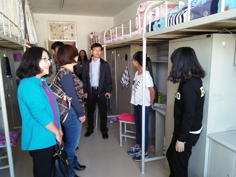 院领导深入新生宿舍走访慰问